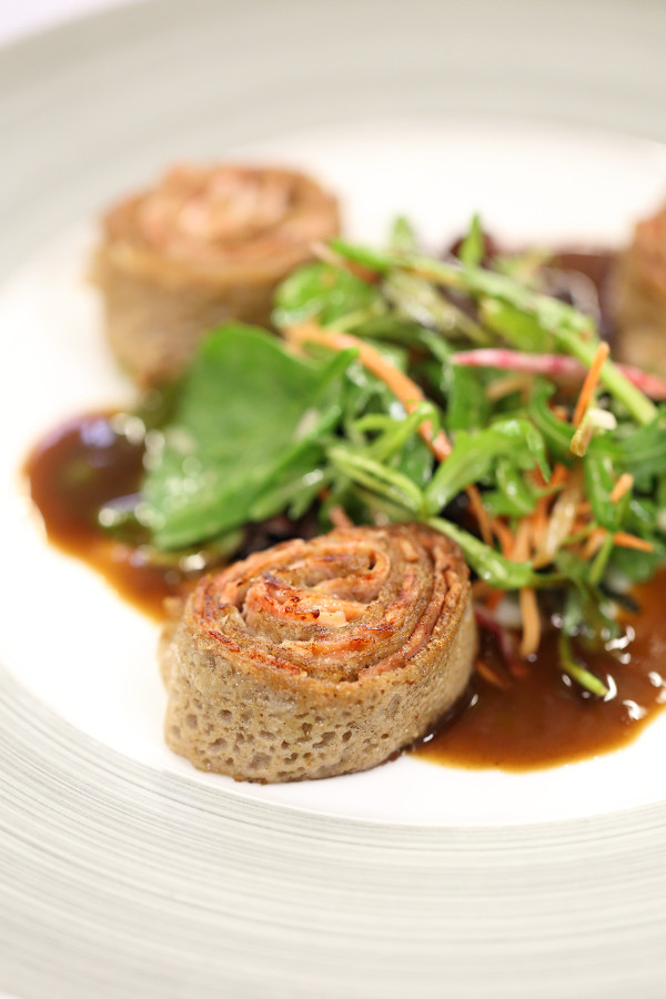 Kouign Andouille de Guéméné au blé noir et compoté d'oignons nouveaux